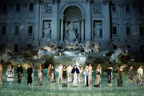 La sfilata di Fendi a Fontana di Trevi: guarda i video 